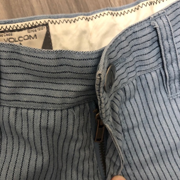 Volcom boys blue pin striped shorts 10 slim or 23 size - Picture 5 of 9